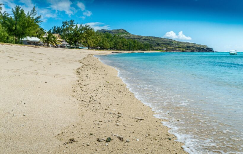 Mauritius Discovery: From Blue Bays to Green Peaks 6N7D